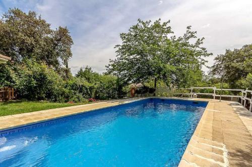 . Spacious Villa with Private Pool in Valdecaballeros