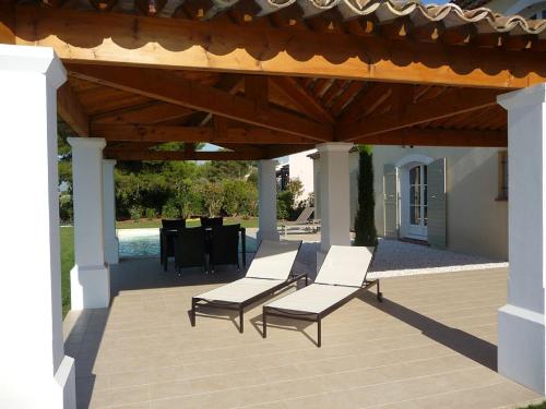 Villa with 4 bedrooms in Mallemort with private pool enclosed garden and WiFi gîte à louer Saint-Roch