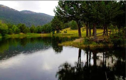 Appartement de 2 chambres avec vue sur le lac et jardin clos a Fontrabiouse a 7 km des pistes