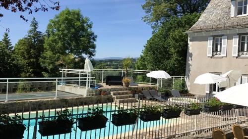 Bungalow de 3 chambres avec piscine partagee terrasse amenagee et wifi a Argences en Aubrac