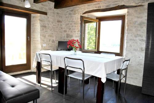 2 bedrooms house with shared pool and wifi at Montalto delle Marche