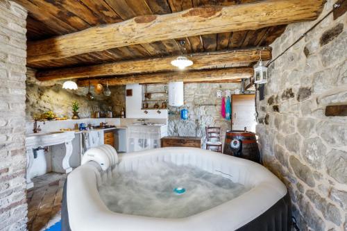 Spa, 2 bedrooms chalet with jacuzzi and furnished garden at Meschia in Roccafluvione
