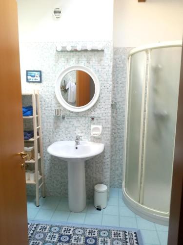 浴室, Charming house in Marina di Ravenna with fenced garden in 拉雲納濱海
