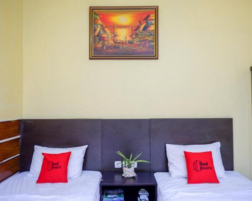 RedDoorz Plus @ Hotel Asih UNY Room Type - Twin Room