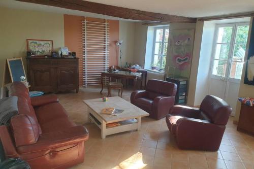 Maison 120 m2 au calme, 900 m2 verdure et 2 chats gîte à louer Changis