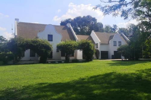 Rural feeling Self Catering Next door to Sandton Johannesburg