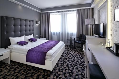 Manufactura Design-Hotel The 4-star Manufactura Hotel offers comfort and convenience whether youre on business or holiday in Khodosovka. Featuring a complete list of amenities, guests will find their stay at the property a c