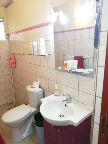 Baño, Maison confortable à Rivière Pilote + Jardin et terrasse équipée (Maison confortable a Riviere Pilote + Jardin et terrasse equipee) in Riviere-Pilote