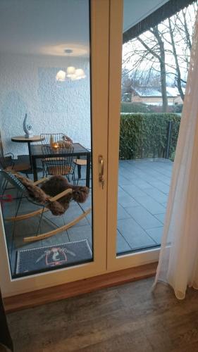 Maurers Schlierseetraum 1 hochwertige Erdgeschosswohnung mit allen Raffinessen erfreut sich auch Urlauber idealerweise für Paar mit Kindern geeignet und Vierbeiner Dank des tollen Zauns auf der Terrasse stylisch und edel von der Ausstattung mit 64 qm - main image