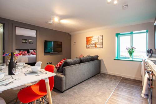 Large 2 Bed Modern Bright Apartment - Sleeps upto6