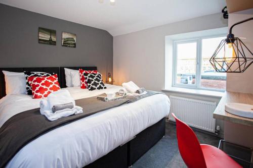 Large 2 Bed Modern Bright Apartment - Sleeps upto6