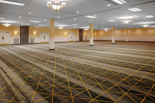 Holiday Inn & Suites Boston Peabody an IHG Hotel - image 6