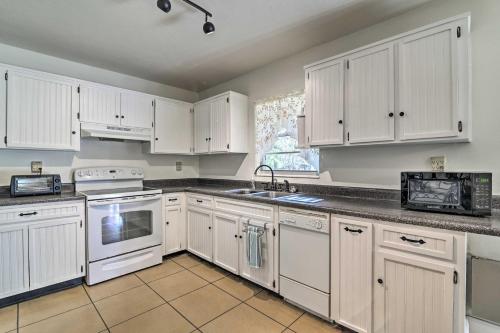 Pet-Friendly Brooksville Cottage w/ Fire Pit! in Brooksville (FL)