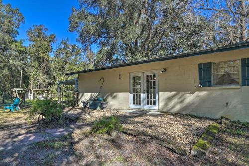 Pet-Friendly Brooksville Cottage w/ Fire Pit! in Brooksville (FL)