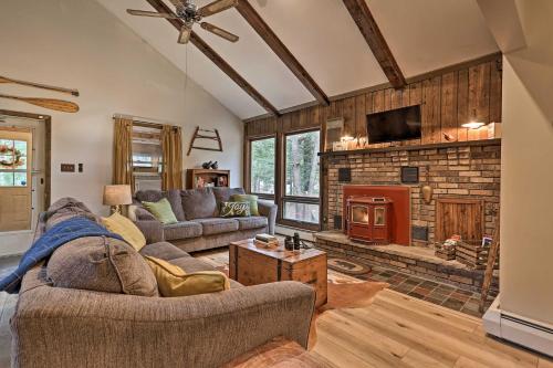 Blakeslee Hideaway with Lake Access 3 Mi to Ski! in Blakeslee, USA