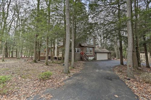Blakeslee Hideaway with Lake Access 3 Mi to Ski! in Blakeslee, USA