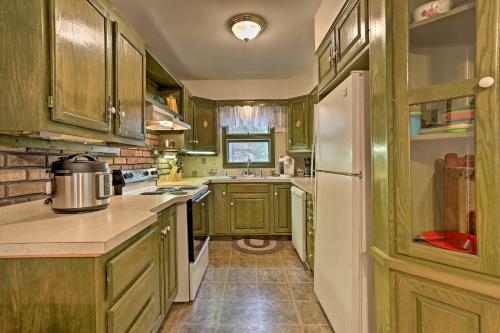 Rustic Hideaway with Lake Access 3 Mi to Ski! - image 2
