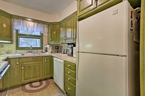 Rustic Hideaway with Lake Access 3 Mi to Ski! - image 5