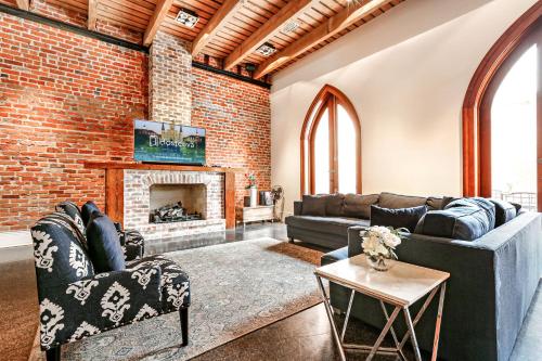 Breathtaking House with Architectural Details - image 3