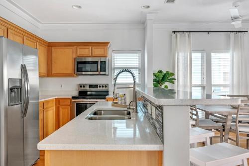 Charming Smart Home With Gulf Views 2Mn Walk to Beach Community Pool and Hot Tub Access Pets Welcome