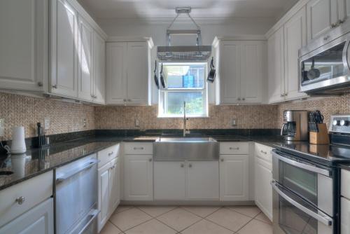 Splendid Home With Private Pool and Hot Tub Patio Just a 20mn Walk to Beach Pets Welcome - image 6