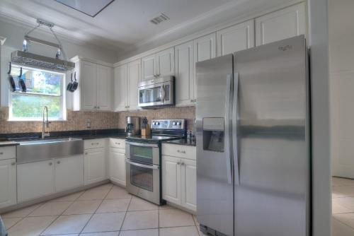 Splendid Home With Private Pool and Hot Tub Patio Just a 20mn Walk to Beach Pets Welcome - image 7