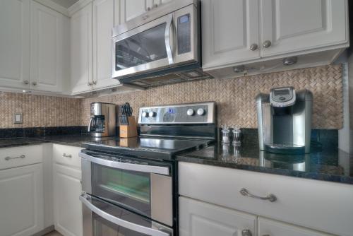 Splendid Home With Private Pool and Hot Tub Patio Just a 20mn Walk to Beach Pets Welcome - image 8