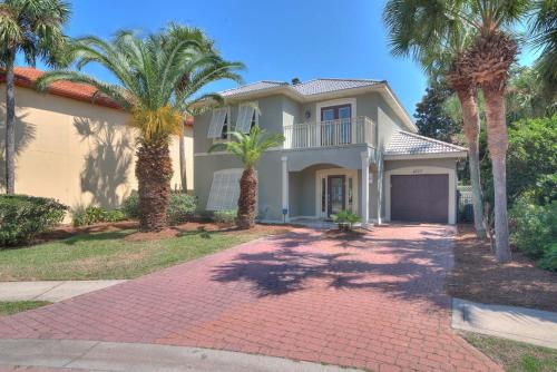 Splendid Home With Private Pool and Hot Tub Patio, 8mn Walk to Beach, Pets Welcome