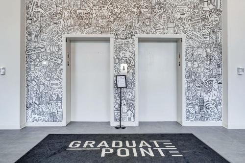 New Listing Grad Pointe Beautiful Rooftop Patio Rec Room Coffee Gym - image 6