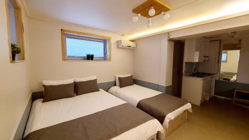 1 double bed, 1 twin bed