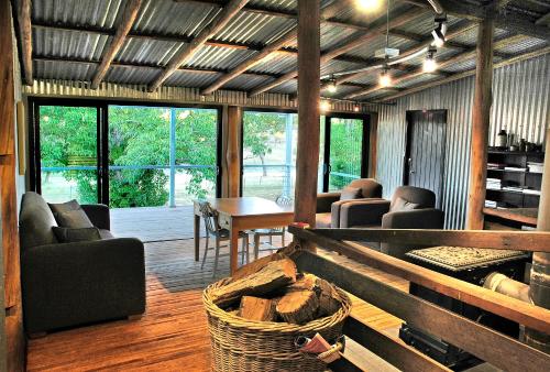 Pub/Lounge, Black Sheep Inn in Borenore