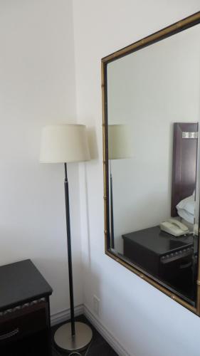 Two-Bedroom with 2 Queen Beds image 4