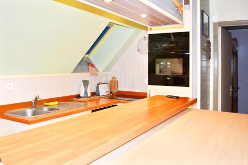 House with 2 bedrooms in Plomelin with enclosed garden and WiFi 14 km from the beach - image 6