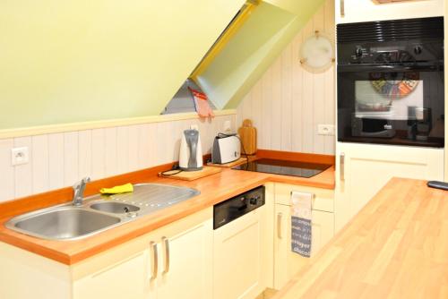 House with 2 bedrooms in Plomelin with enclosed garden and WiFi 14 km from the beach - image 10