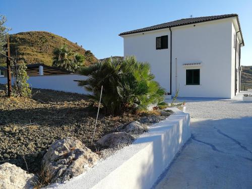 One bedroom apartement with sea view and furnished garden at Montallegro 2 km away from the beach