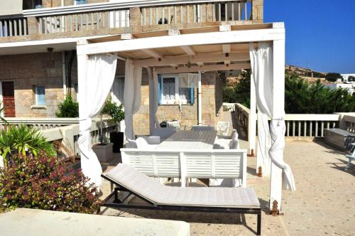Apartment with 2 bedrooms in Psathi with wonderful sea view and furnished terrace 700 m from the beach - main image