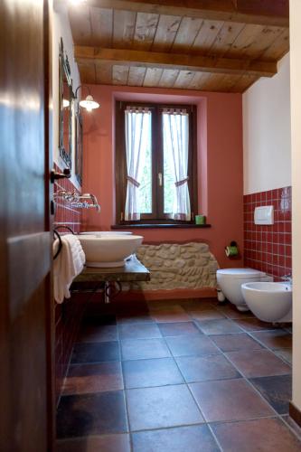 Bathroom, 3 bedrooms appartement with shared pool and wifi at Castelbellino in Castelbellino