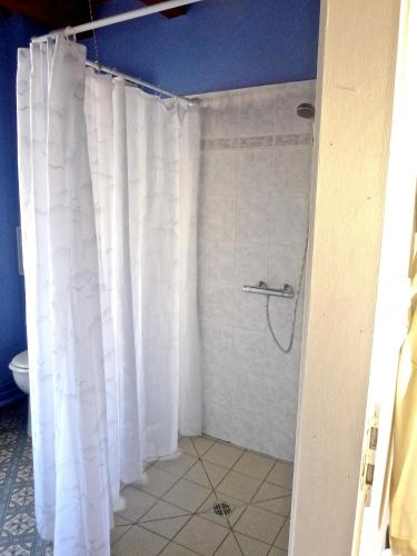 Fürdőszoba, Maison charmante a Stotzheim avec jardin et terrasse in Stotzheim