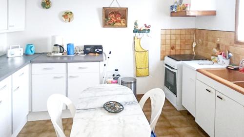 Kitchen, Villa de 3 chambres avec piscine privee jardin clos et wifi a Saint Raphael a 6 km de la plage in Saint-Raphael