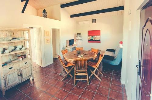 2 bedrooms house with shared pool furnished garden and wifi at Canamero