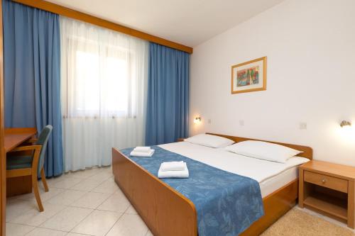 2 bedrooms, 4 beds