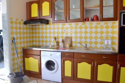 ห้องครัว, Appartement de 2 chambres avec jardin clos et wifi a Le Diamant a 1 km de la plage in เลอ ยามัน