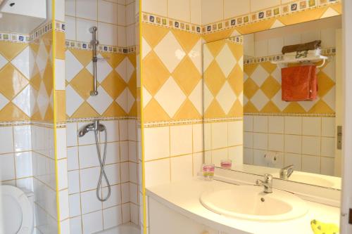 ห้องน้ำ, Appartement de 2 chambres avec jardin clos et wifi a Le Diamant a 1 km de la plage in เลอ ยามัน