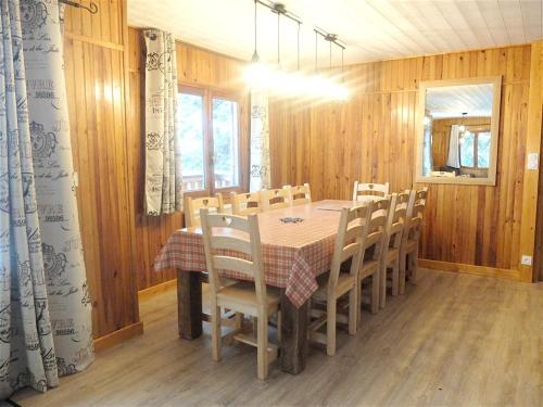 Chalet with 4 bedrooms in Saint Chaffrey with wonderful mountain view enclosed garden and WiFi 400 m from the slopes - image 9