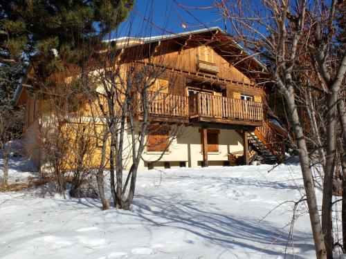 Chalet chaleureux à Saint-Chaffrey avec vue montagne et cheminée gîte à louer Chantemerle