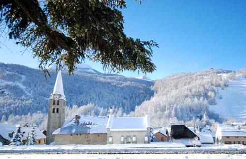 Chalet with 4 bedrooms in Saint Chaffrey with wonderful mountain view enclosed garden and WiFi 400 m from the slopes - image 11