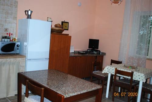 House with 3 bedrooms in Locorotondo with enclosed garden and WiFi 15 km from the beach - image 6