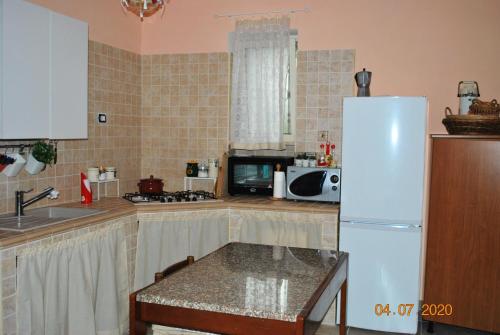 House with 3 bedrooms in Locorotondo with enclosed garden and WiFi 15 km from the beach - image 3