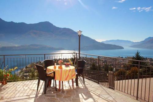  Lake View Apartment in Vercana, Shared Pool in Vercana