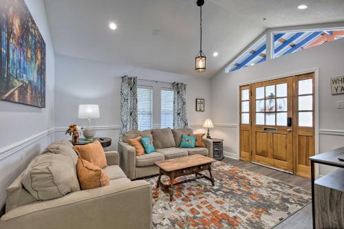 Downtown Ocean Springs Duplex w/ A/C 1 Mi to Beach in 密西西比州海洋溫泉 (MS)
